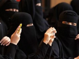В Саудовской Аравии женщины массово протестуют против абайи
