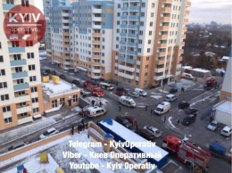 В Киеве горит новострой на Виноградаре, людей эвакуируют