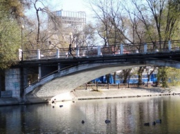 В Днепре хотят отремонтировать мост в парке Глобы