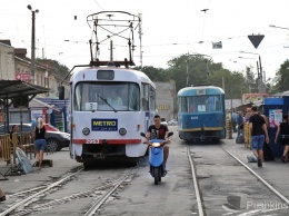 Трамвай №11 заискрился возле Одесского зоопарка