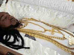 В Тринидаде и Тобаго застреленного миллионера хоронили в золотом гробу