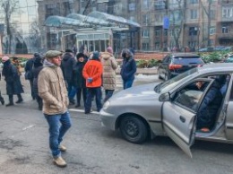 В Киеве жители перекрыли улицу из-за холодных батарей в домах: произошла потасовка