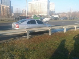 В Харькове на оживленном проспекте во время движения загорелась легковушка