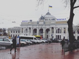 В Одессе из-за сильного ветра с дождем образовались пробки на дорогах и остановился транспорт