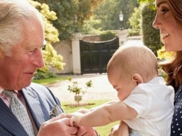 В сети появился новый умилительный снимок маленького принца Луи с его дедушкой принцем Чарльзом