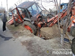 На Полтавщине трактор провалился в яму и раздавил мужчину (фото)