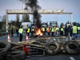 Во Франции продолжаются массовые протесты против подорожания топлива