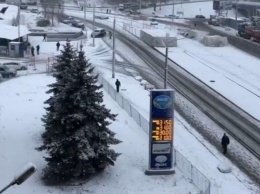Днепр засыпает снегом: на дорогах образовался транспортный коллапс