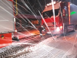 На Николаевщине спасатели за сутки достали 16 автомобилей, попавших в снежную ловушку