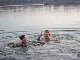 Днепровские «моржи» открыли новый сезон зимних купаний