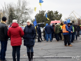 «Будем стоять - пока не замерзнем»: в Николаеве митингуют владельцы автомобилей на «еврономерах»