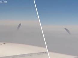 Что это?? Пассажиры самолета сняли на видео НЛО