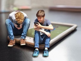 «Дети перед гаджетами»: Врачи предупреждают о появлении 12 видов рака и близорукости из-за смартфонов