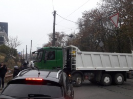 На Гагаринское плато снова не пускают спецтехнику: в отместку строители заблокировали трамвайные пути