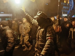Столкновения в Киеве: против активистов применили газ, подробности и кадры