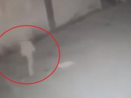 В Мексика камера наружного наблюдения зафиксировала призрак человека