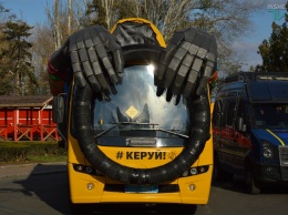 «Автобус-призрак» как символ того, что происходит на украинских дорогах: в Николаеве прошла необычная акция