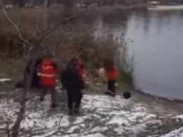 Покончил с собой на глазах у друзей: парень прыгнул в ледяное озеро в Киеве (Видео)