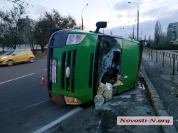 В центре Николаева перевернулся микроавтобус: пострадал пьяный водитель