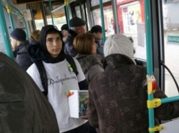 Керчан обеспокоили молодые люди, собирающие деньги в автобусах