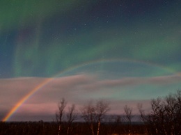 "Исключительное явление": в Швеции сфотографировали лунную радугу и северное сияние одновременно