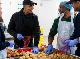 Обама смутил волонтеров Чикаго: пришел помогать им делать свою работу