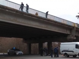 В Харькове мужчина упал с моста, пытаясь повеситься: в полиции устанавливают детали