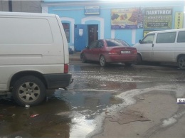У аварийных сетей канализации рядом с рынком в Керчи не нашлось хозяев