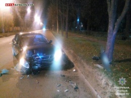 Водитель врезался в дерево напротив ДК «Саксаганский» в Кривом Роге