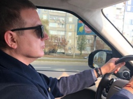 Самый лучший папа: Юрий Горбунов учит маленького сына водить машину