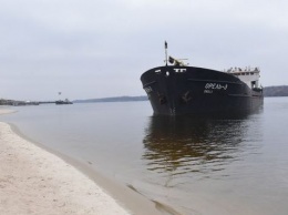 Из севшего на мель в Запорожье сухогруза откачали воду