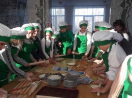 Днепровским школьникам провели мастер-класс по лепке вареников