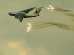 Вылет из Мелитополя Ил-76 с отстрелом ЛТЦ показали в сети (видео)