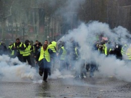 Полиция Парижа применила слезоточивый газ и водяные пушки к протестующим против повышения цен на топливо