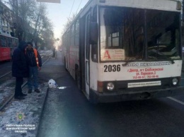 В Днепре пешеход врезался в троллейбус