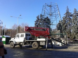 Новый год близится: Ростов начал устанавливать главную городскую елку