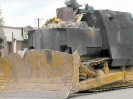Мужик на самодельном танке уничтожил целый городок - и полиция не смогла его остановить