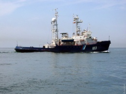 Российский пограничный корабль таранил буксир ВМС Украины во время перехода из Одессы в Мариуполь