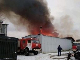 Пожар в ангарах со стройматериалами на рынке «Никольский» в Балашихе локализован - МЧС
