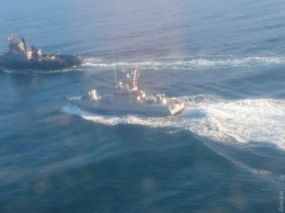 Украинские корабли проходят через Керченский пролив: российский "Дон" получил пробоину