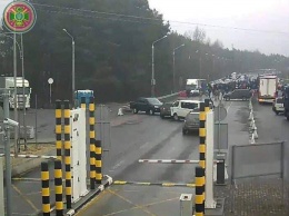 Евробляхеры массово блокируют КПП. На границу стягивают дополнительные силы пограничников. Фото