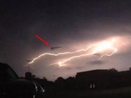 Жители Британии сняли на видео, как молния попала в V-образный НЛО