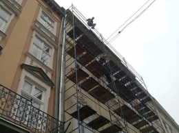 Во Львове отговорили от самоубийства иностранца, который собрался прыгать с крыши дома на площади Рынок. Видео