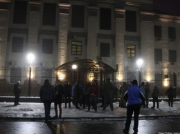 Второй Майдан? В Киеве под посольство России принесли шины