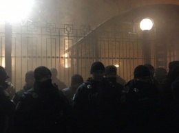 К посольству РФ в Киеве стягиваются люди, сносят шины (ВИДЕО)