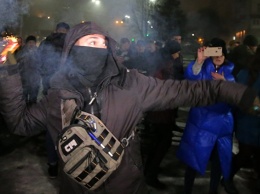 Посольство РФ в Киеве забросали дымовыми шашками