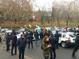 У российского консульства в Одессе митингуют патриоты: трамвайный маршрут №5 не работает (обновляется, фото)