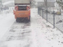 Из-за утреннего снега на дороги Киева выехало более 350 единиц техники