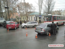 В Николаеве ул. Пушкинская заблокирована: столкнулись 5 машин