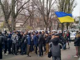 Сотня уличных активистов собралась у штаба ВМС в Одессе и хочет воевать с Россией